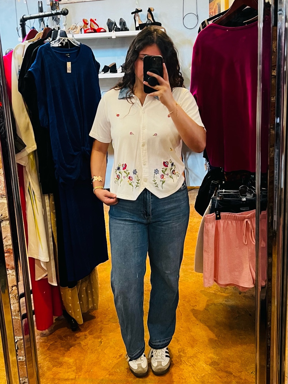 Victoria Jones Woman White Short-Sleeve Embroidered Button-Down Shirt